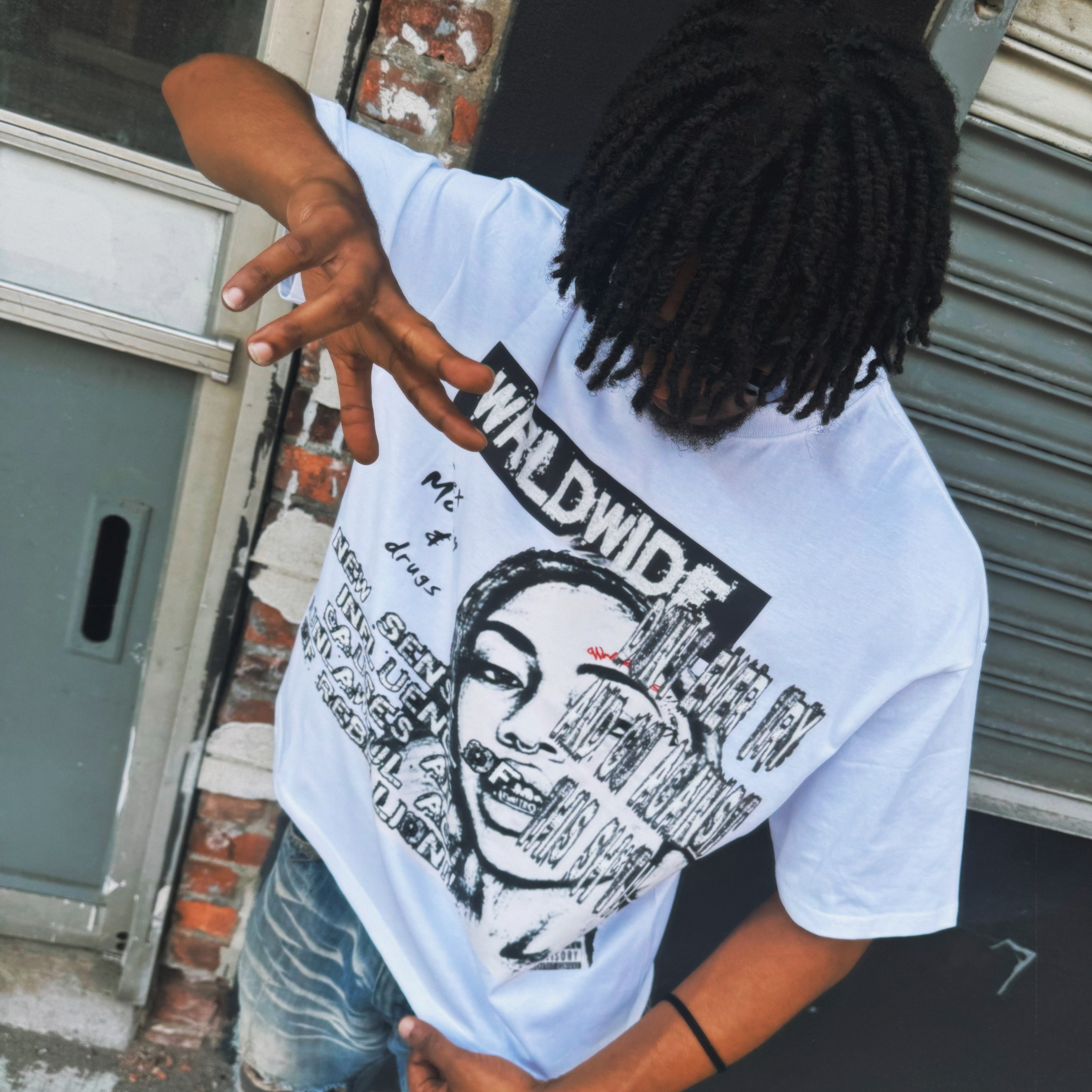 MAGAZINE TEE