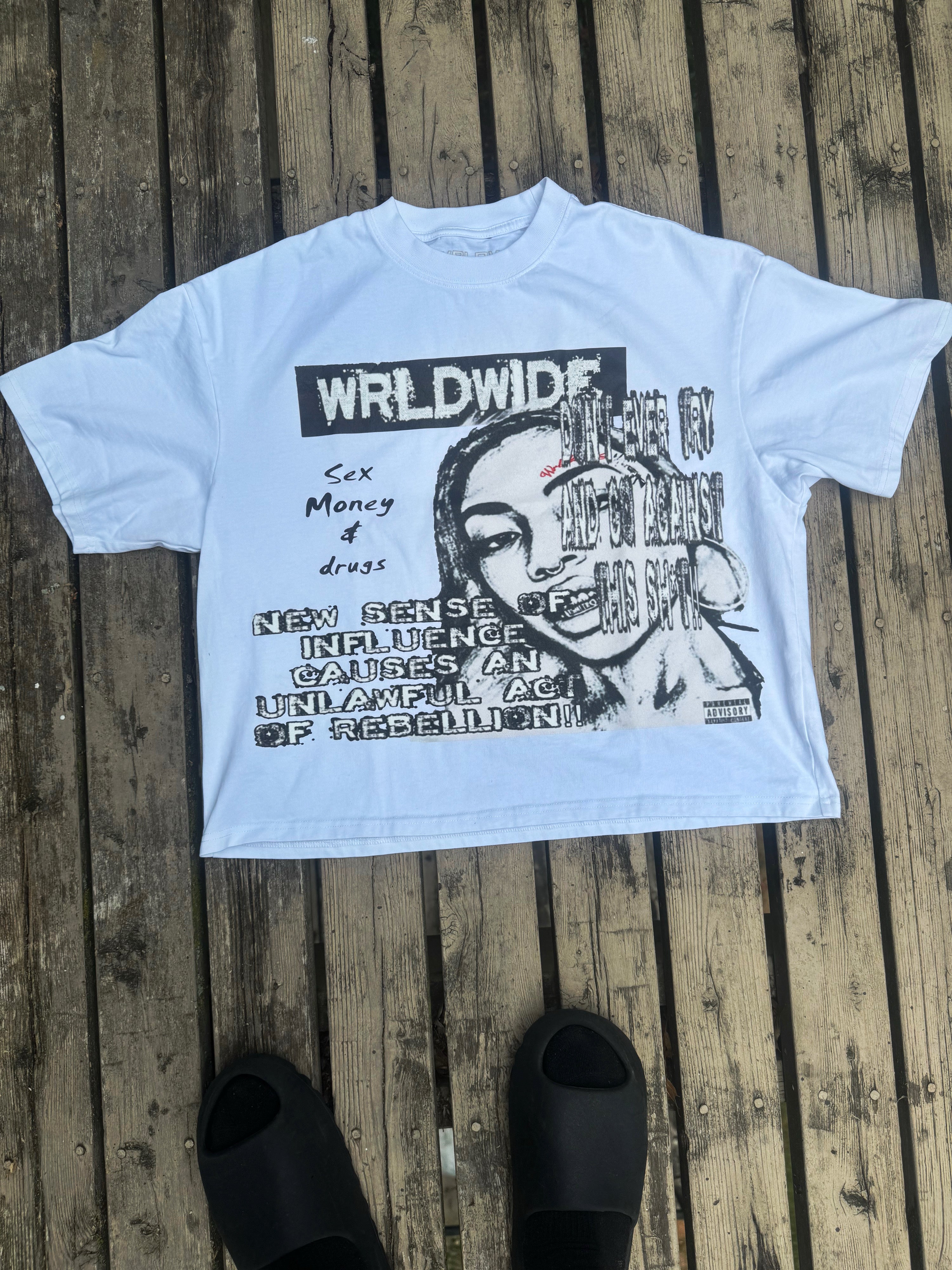 MAGAZINE TEE