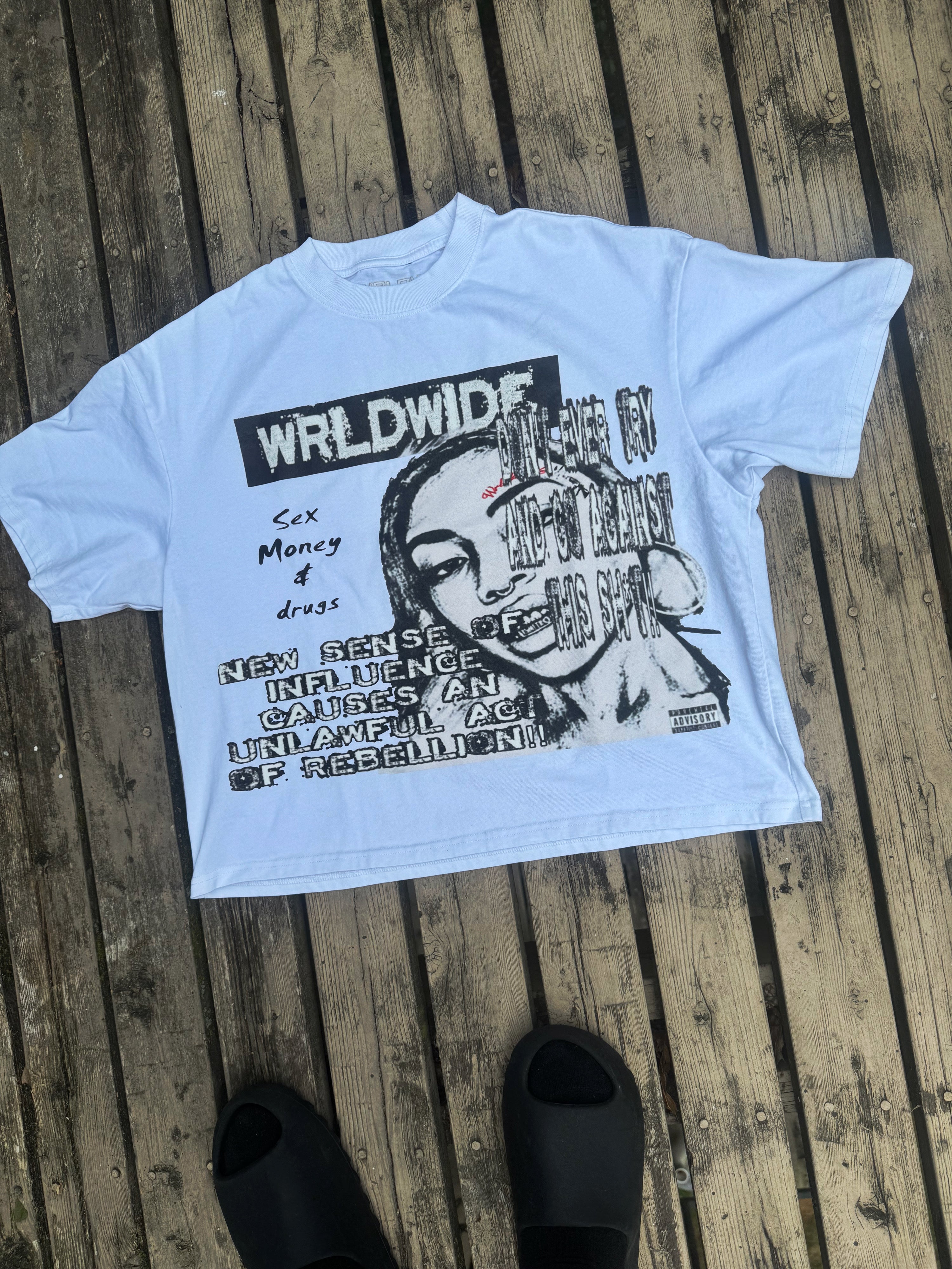 MAGAZINE TEE